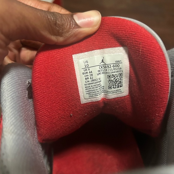 Red Jordan 3 - Picture 2 of 8